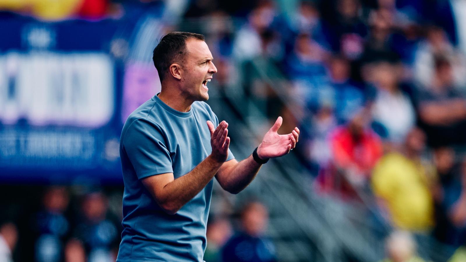 Chris Davies claps